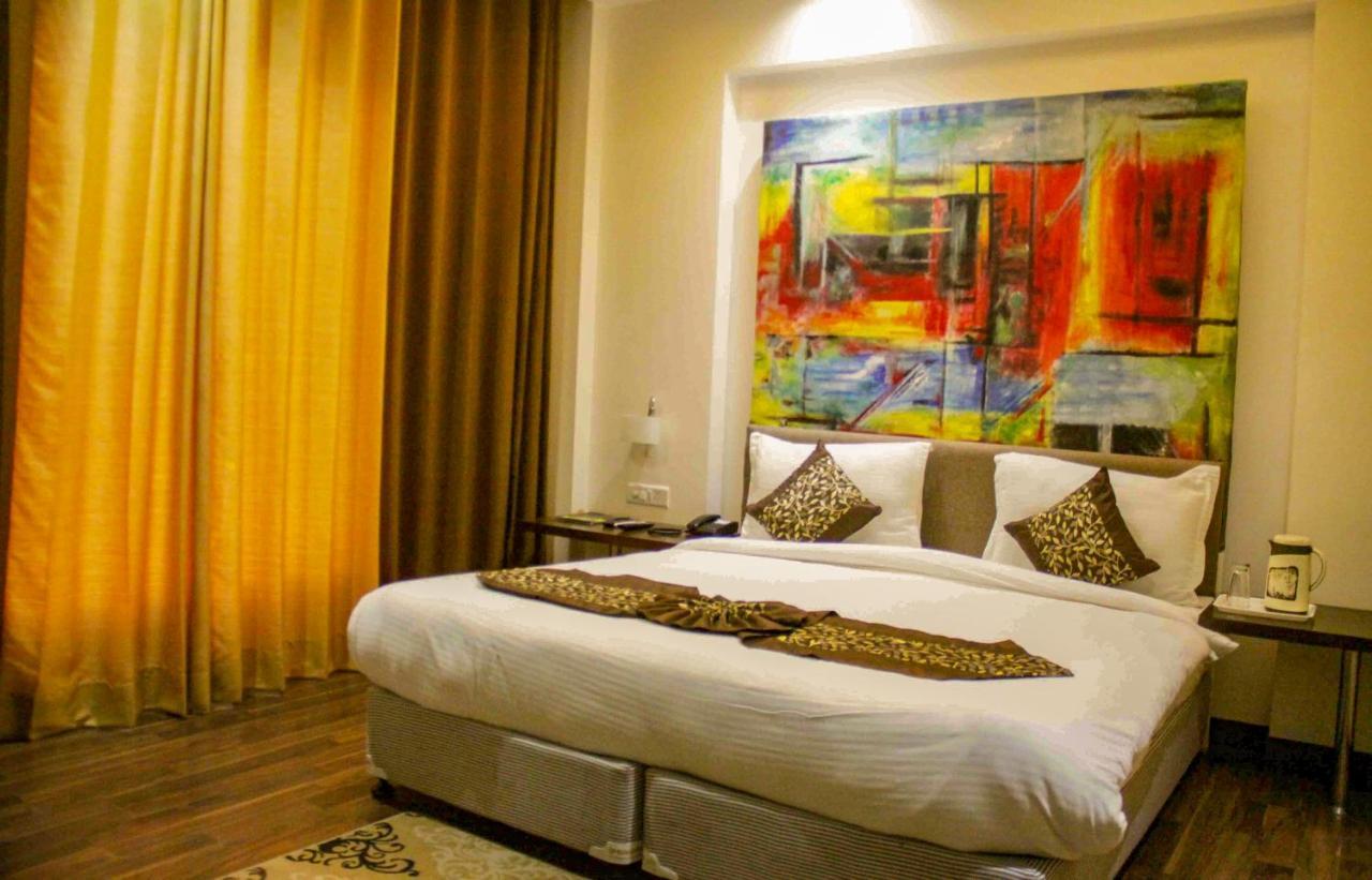 Four Leaf Hotel,Budaun エクステリア 写真